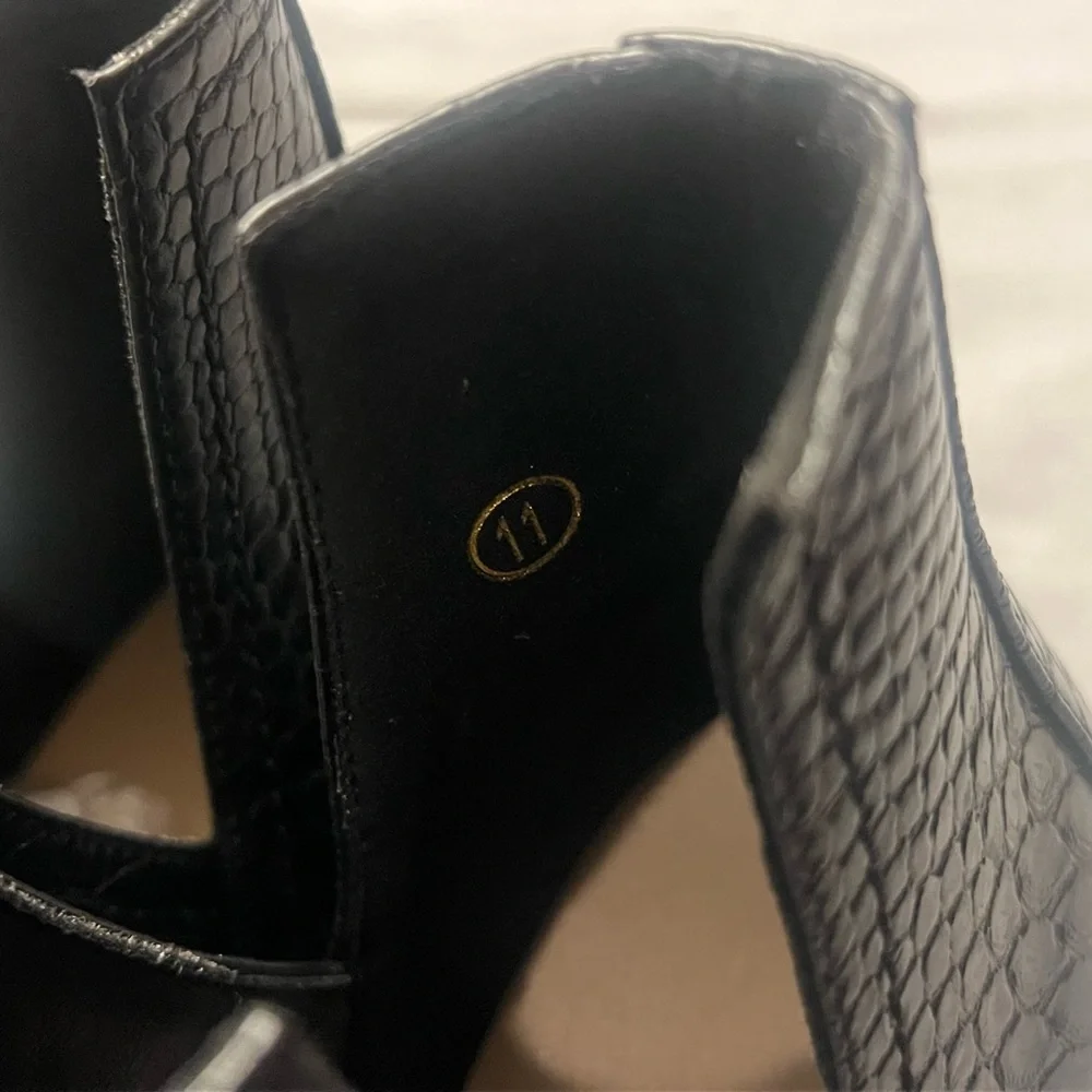 ZBY brand- NEW Womens Black cutout Ankle Booties - Size 11
